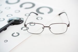 メガネの視力検査に資格は必要？