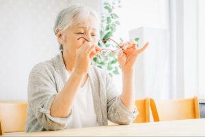 乱暴に扱った覚えがないのにレンズに傷がつくのはなぜ？