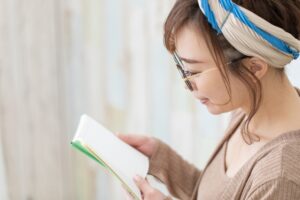 パソコン・スマホで目がしんどい50代へ｜室内用メガネの最適解