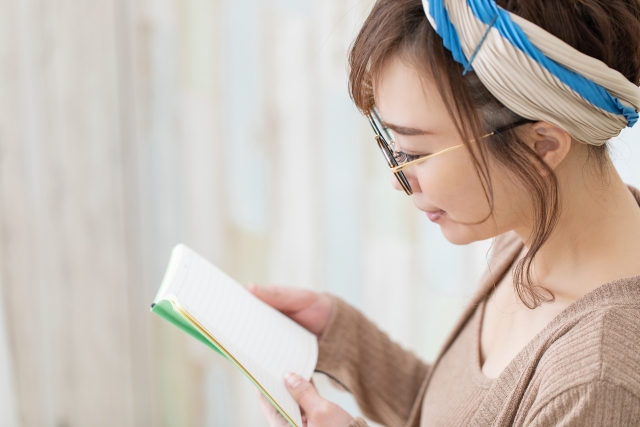 パソコン・スマホで目がしんどい50代へ｜室内用メガネの最適解