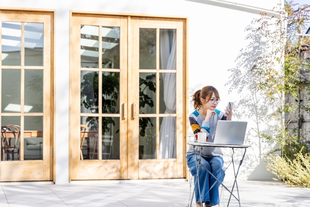 視界がぼやける・夕方だけ見づらい…50代女性に多い症状とメガネの改善策