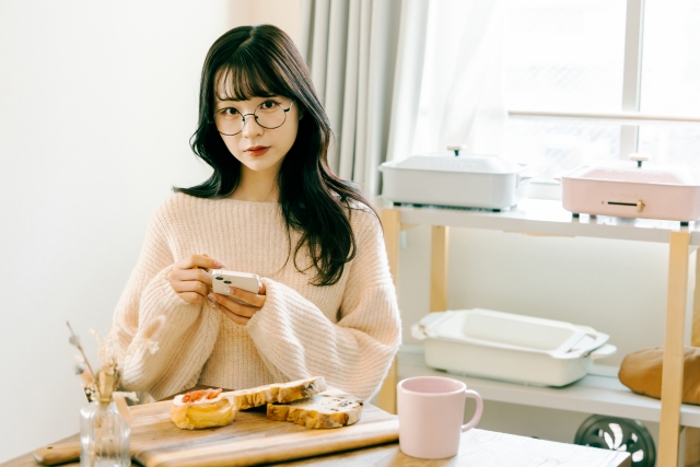 手元が暗く感じるあなたへ  50代女性に多い“調光・室内光”の上手な使い方