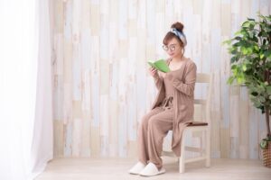 顔のたるみ・ほうれい線が気になる50代へ “リフトアップ見え”メガネの秘密