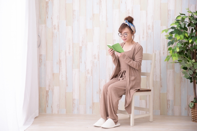 顔のたるみ・ほうれい線が気になる50代へ “リフトアップ見え”メガネの秘密