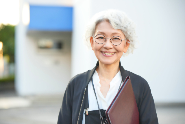 白髪・グレイヘアに似合うメガネ選び｜50代女性の品を引き立てる色と形