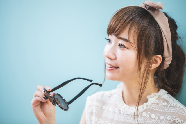 冬でも油断禁物！紫外線カットメガネの選び方