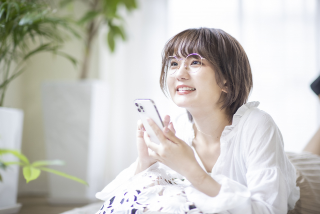 加齢で顔が変わる？50代女性に本当に似合う「若見えメガネ」5選