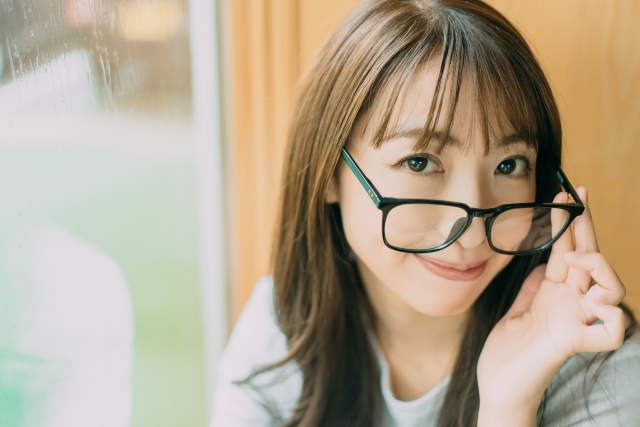 コーデの格上げ！長岡市の度なしメガネ術