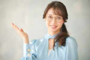 ほうれい線が強調されるメガネとは？避けたい形と選び方