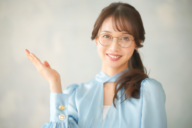 ほうれい線が強調されるメガネとは？避けたい形と選び方