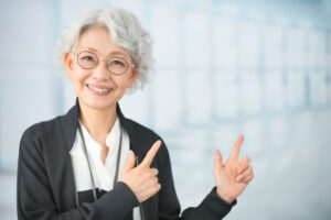 長岡市｜グレイヘアに似合うメガネ提案と実例紹介