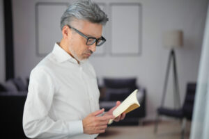 遠近両用がしんどい…60代男性に多い“ゆれ・ぼやけ”の原因と改善策