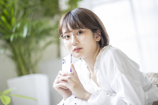 パソコン・スマホで“目が疲れやすい50代”に遠近以外の選択肢