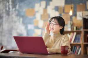 長く使ったメガネは危険？買い替えサインとレンズ寿命