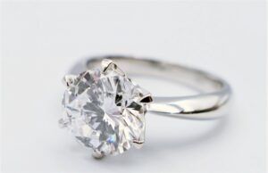 指輪はなぜ勝手に小さくなるのか？