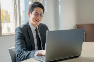 鼻や耳が痛い・跡が残る…60代男性の「骨格変化」とメガネの関係