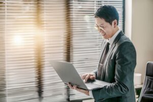 老眼鏡と遠近両用、どっちが正解？60代男性の生活別ベスト選択