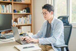 メガネを外した方がラク？それ、本当は“老眼のサイン”です