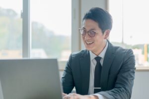 シニア世代の「賢いメガネ選び」は、ブランドより設計と調整が大事