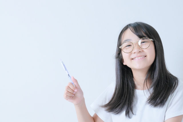 「黒板が見えにくい」は様子見で大丈夫？母親が気づきたい子どもの見え方サイン