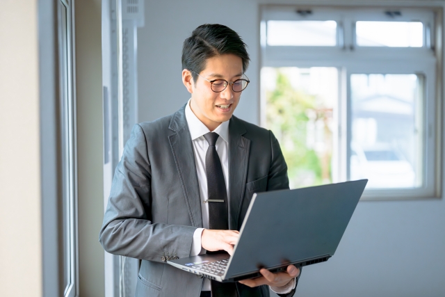 長岡の男性に多い左右差とメガネの関係