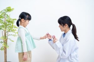 子どもがメガネを嫌がる…そのとき母親が最初に知っておきたいこと