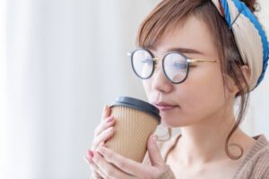 50代女性がメガネで急にきつく見えるのはなぜ？ 服より先に見直すポイント