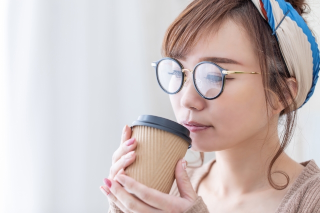 50代女性がメガネで急にきつく見えるのはなぜ？ 服より先に見直すポイント
