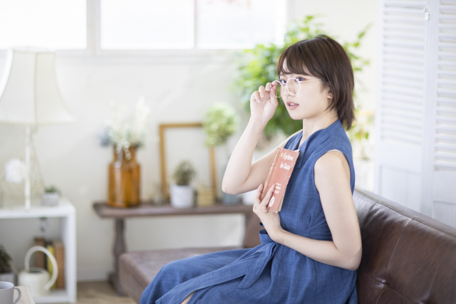 50代女性のメガネ選びは顔型より順番が大事　失敗しにくい選び方の新常識