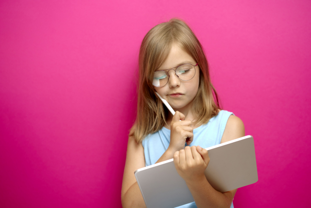 眼科に行くべき？メガネ店に相談していい？子どもの見え方で迷う母親へ