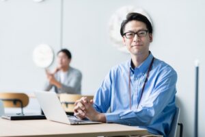 50代男性のメガネ違和感の正体とは