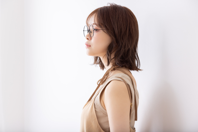 50代女性のメガネ選びで“店員さんに遠慮した人”ほど失敗しやすい理由
