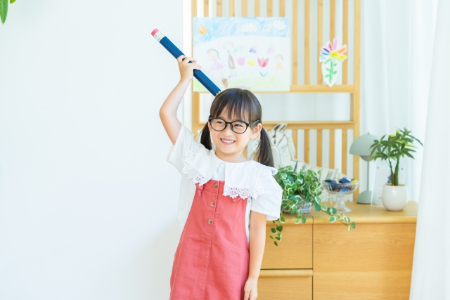 子どもの視力、様子見で大丈夫？母親が迷う相談タイミング