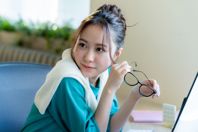 50代女性がメガネで損して見える人・得して見える人の違い