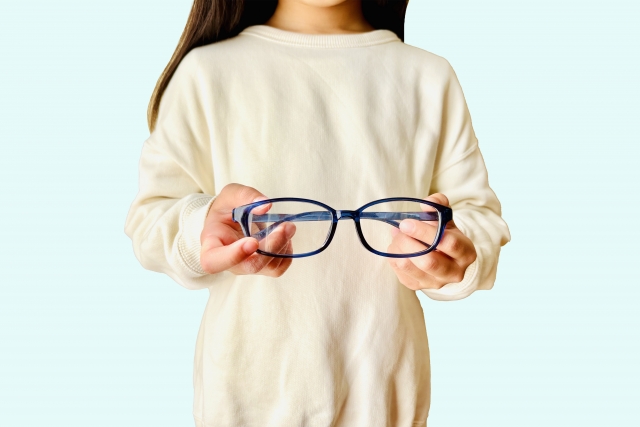 メガネを嫌がる子に母親ができる、最初の声かけと選び方