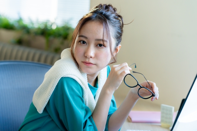 50代女性のメガネは“家の照明”で合う・合わないが変わる
