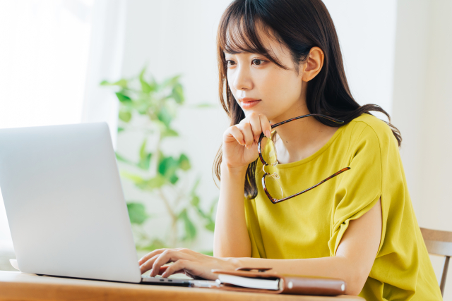 50代女性がLINEの写真を拡大するようになったら　メガネを見直すサイン？