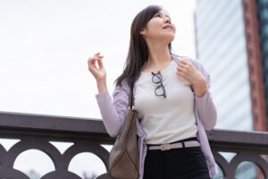美容院のあとメガネが似合わなくなった？長岡の50代女性に起きる“髪型との時差”