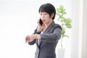 時計の日付合わせ、夜にやると危険？