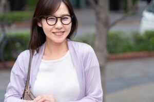 長岡の50代女性へ まつ毛がレンズに当たるメガネは顔立ちのせいではありません