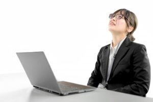 同じ度数なのに見え心地が違う？50代女性が知りたい“目とレンズの位置”
