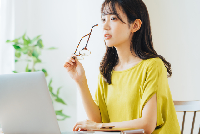 長岡でメガネを作る50代女性へ　“文字の大きさ”より大切な読書距離の話