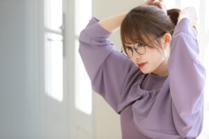 メガネのレンズがすぐ汚れる50代女性へ　原因は拭き方だけではありません