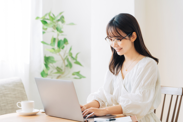 長岡の50代女性へ　メガネを掛けると眉間にしわが寄るのはクセだけじゃない？