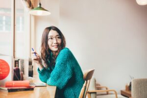 スマホ決済の瞬間だけ焦る？ 長岡の50代女性とメガネの意外な盲点