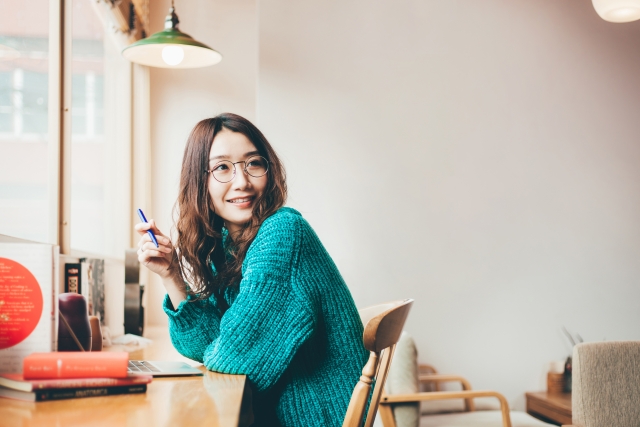 スマホ決済の瞬間だけ焦る？ 長岡の50代女性とメガネの意外な盲点