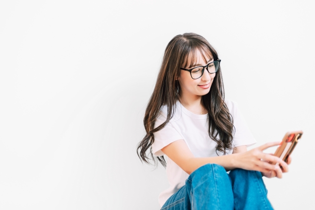 50代女性がメガネを外してスマホを見る癖　実は見え方からのSOS？