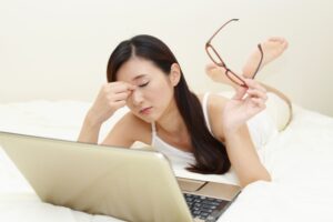 長岡の50代女性へ　カーナビは見えるのにバックモニターが見づらい理由