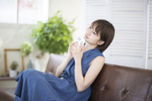 長岡で親の通院に付き添う50代女性へ　運転・診察室・薬袋を見るメガネ