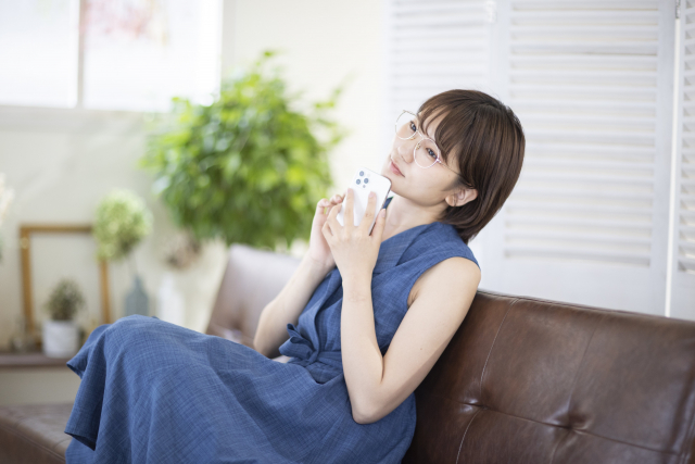 長岡で親の通院に付き添う50代女性へ　運転・診察室・薬袋を見るメガネ